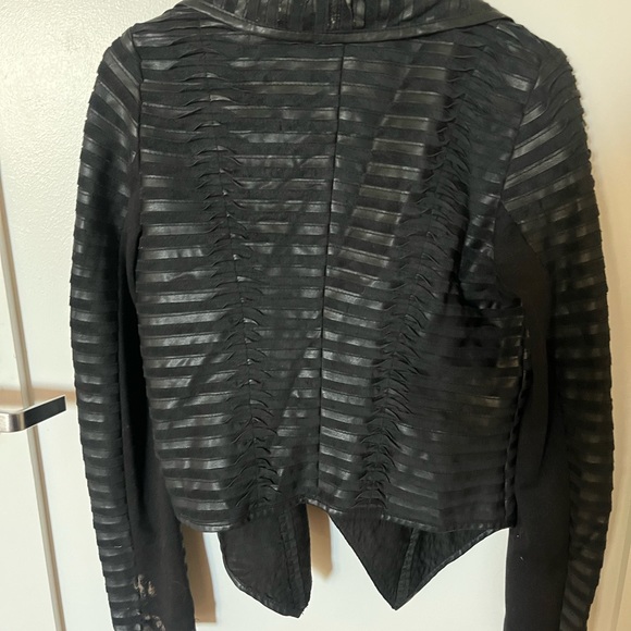 Cache Textured Leather Jacket - Draped Ruffles - Picture 5 of 16